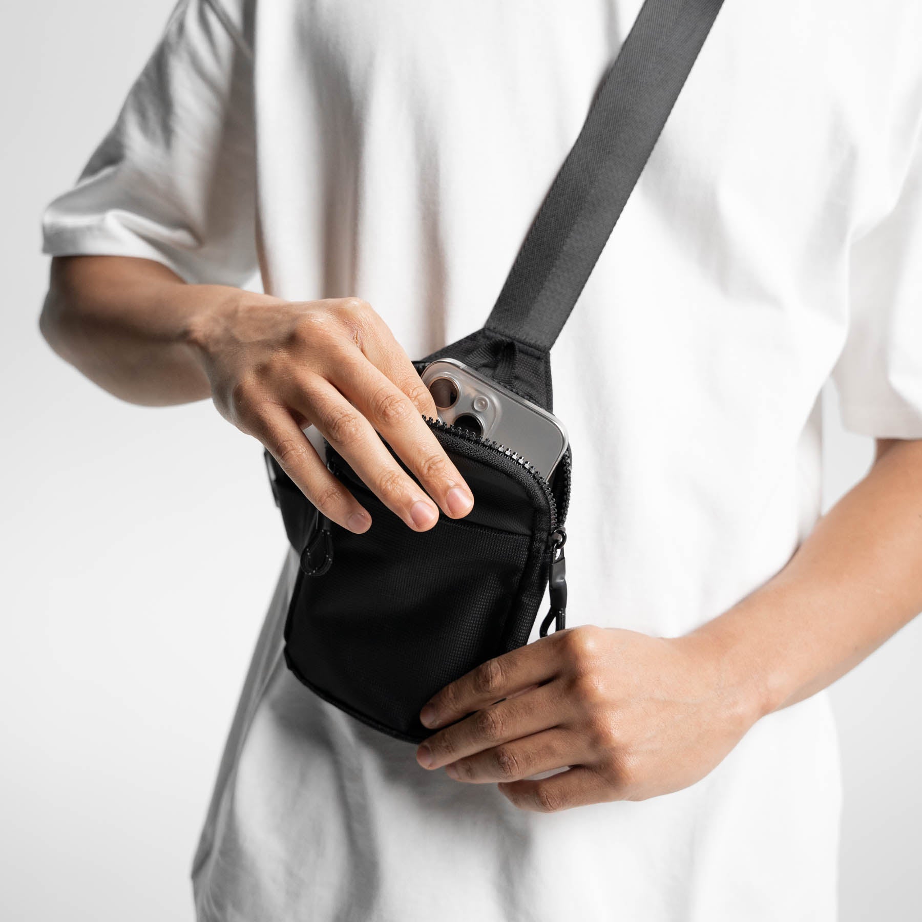 BLACK TRAVEL SLING BAG