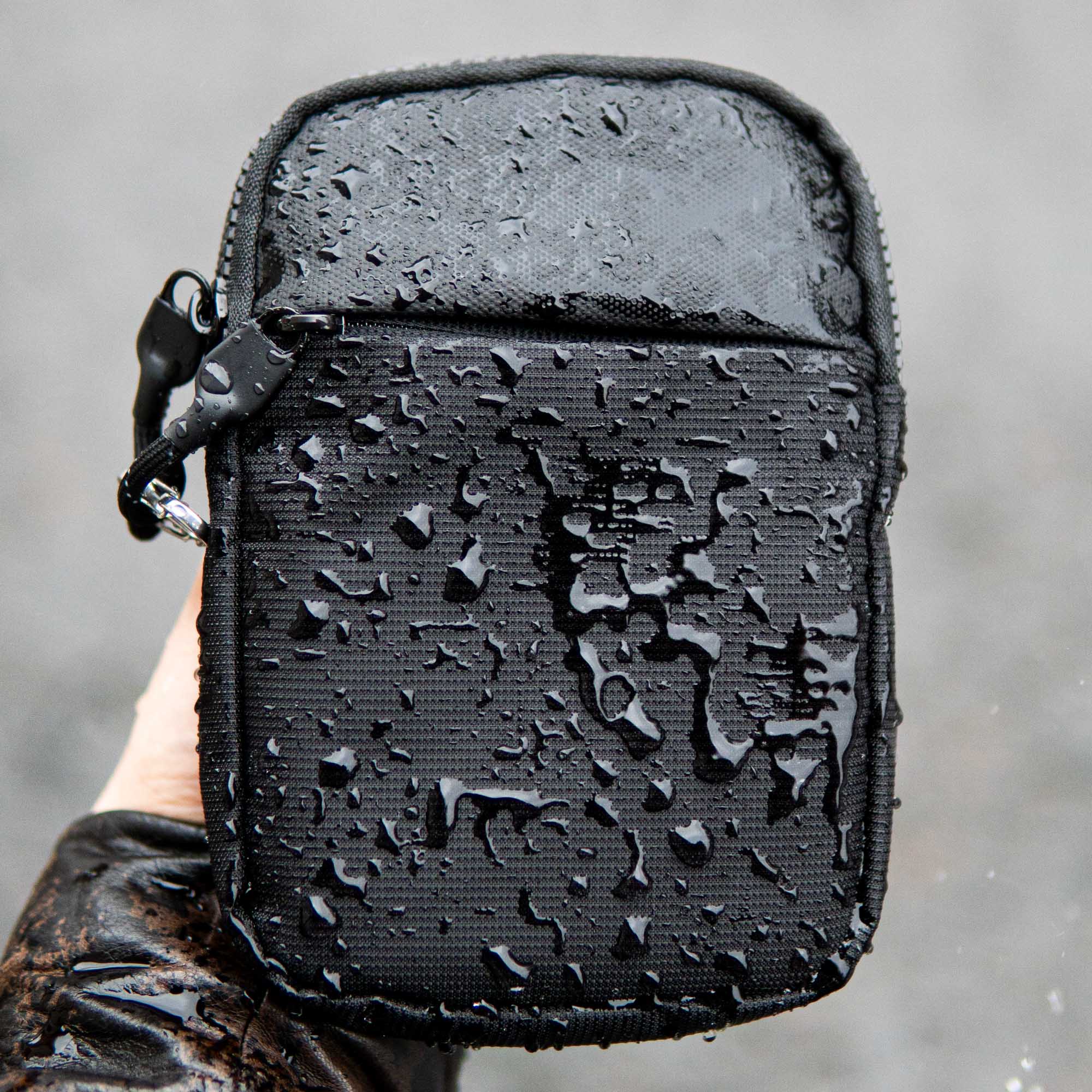 BLACK TRAVEL SLING BAG
