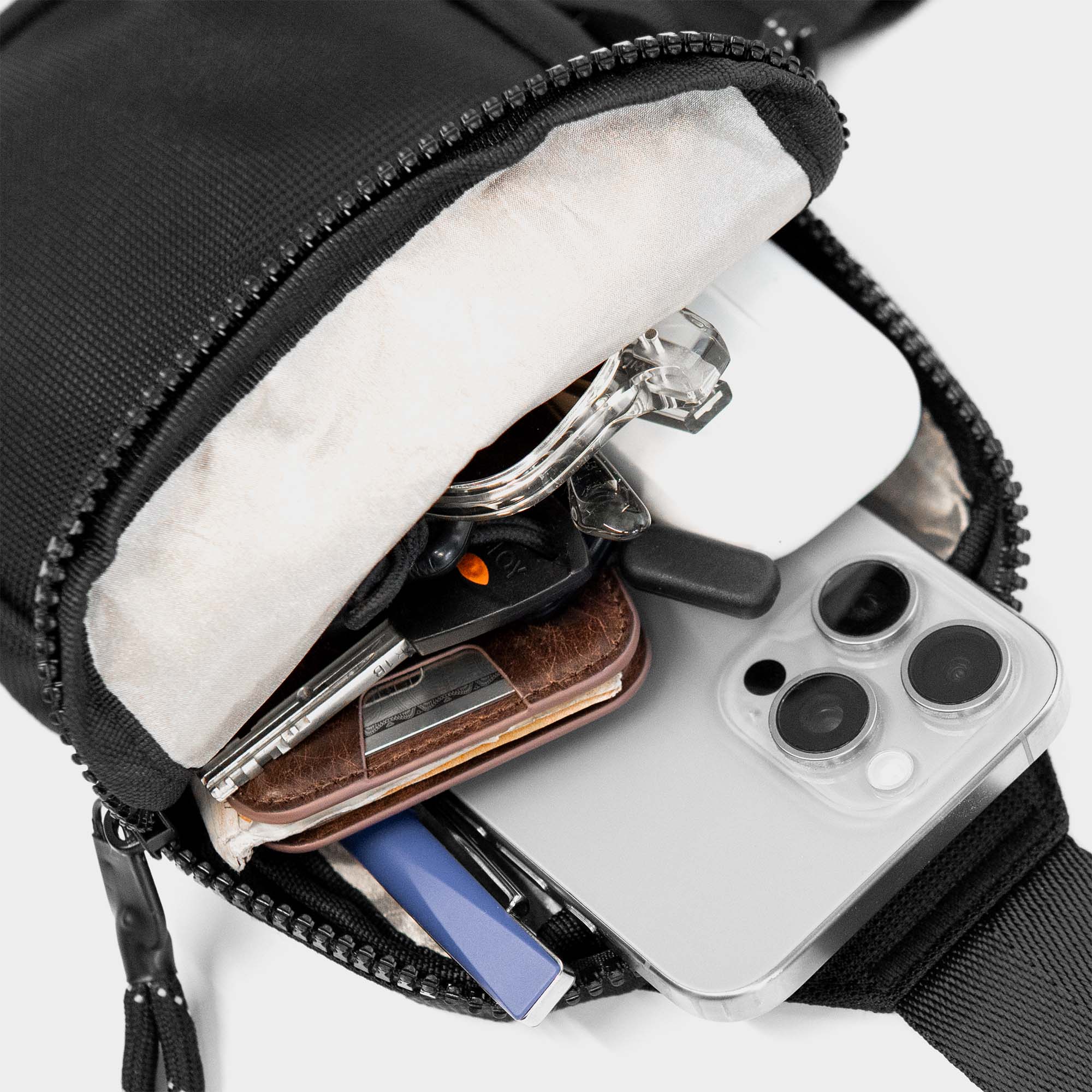 BLACK TRAVEL SLING BAG